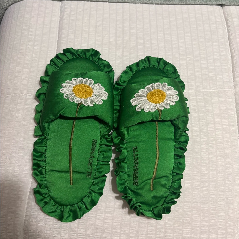 Green slippers with Daisy Design